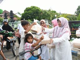 Semarak Ramadhan Anggota Persit KCK Cab. XVI Dim Ponorogo Bagi Takjil Gratis